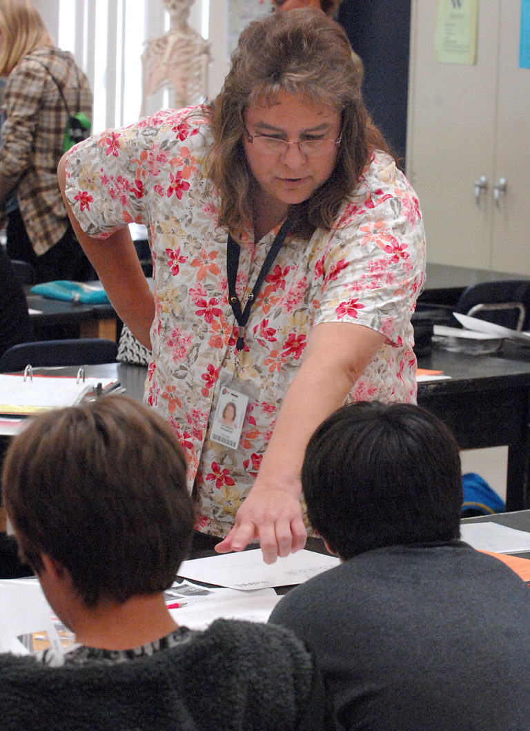 Inverness Middle School teacher Cathy Densmore works with students while they complete their STEM projects. Photo by Matthew Beck, Photo Editor of the Citrus County Chronicle